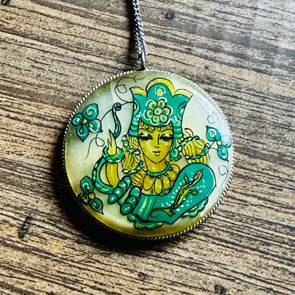 Russian Yoke Girl Hand painted 2sided lacquer pendent 1970’s Vintage - Picture 7 of 7